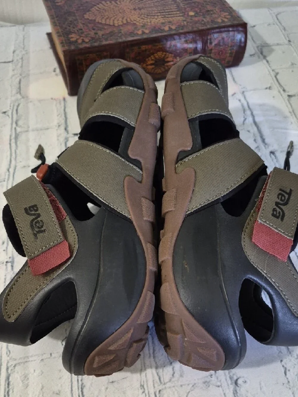 TEVA FLINTWOOD US MEN 8 - WOMEN 10 Closed-Toe Sandals in Olive Green and Black